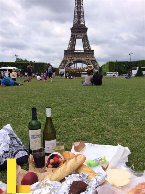 picnic-at-eiffel-tower,Best Foods and Drinks for a Picnic at Eiffel Tower,thqBestFoodsandDrinksforaPicnicatEiffelTower
