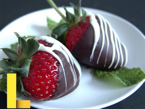 valentines-day-picnic-food-ideas,Chocolate Covered Strawberries,thqChocolateCoveredStrawberries
