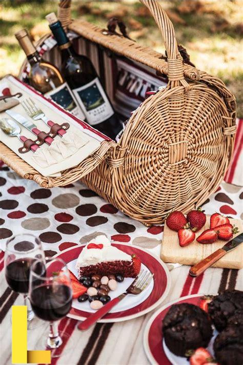 romantic-picnic-basket,Essential Items for a Romantic Picnic Basket,thqEssentialItemsforaRomanticPicnicBasket