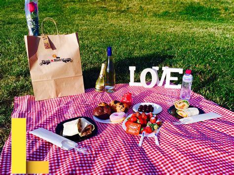valentines-day-picnic,Food and Drink Ideas for Your Valentine,thqFoodandDrinkIdeasforYourValentine27sDayPicnic