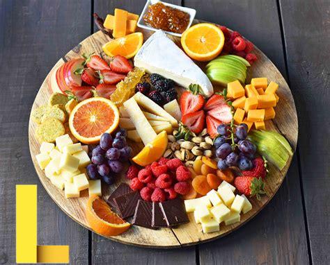 food-for-a-picnic-date,Fruit and Cheese Platter,thqFruit20and20Cheese20Platter