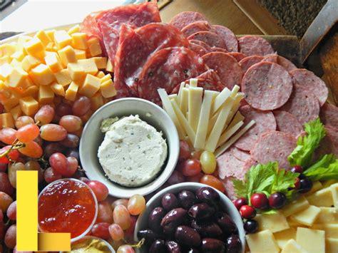 picnic-foods-for-a-date,Meat and Cheese Platter,thqMeatandCheesePlatter