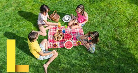 picnics-in-the-park,Picnic Activities to Enjoy,thqPicnicActivitiestoEnjoy