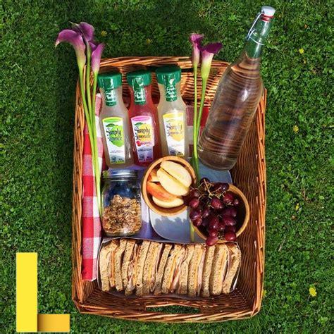 plan-a-picnic-date,Plan a Picnic Date: What to Pack,thqPicnicDatePack