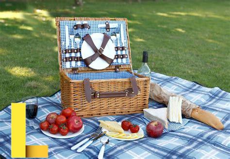 romantic-picnic-basket,Essential Items to Pack in Your Romantic Picnic Basket,thqRomanticPicnicBasket
