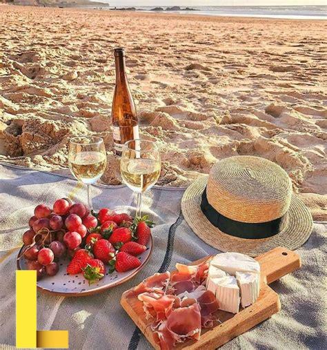 romantic-beach-picnic,The Perfect Food and Drinks for Your Romantic Beach Picnic,thqThePerfectFoodandDrinksforYourRomanticBeachPicnic