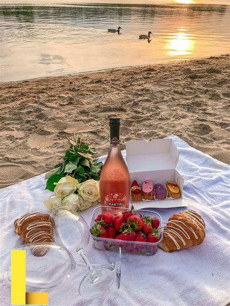 romantic-beach-picnic,What to Bring on Your Romantic Beach Picnic,thqWhattoBringonYourRomanticBeachPicnic