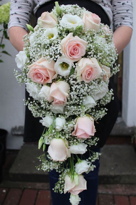 recreate-wedding-bouquet,Choosing the Perfect Flowers for Recreating Your Wedding Bouquet,thqchoosingflowersforweddingbouquet
