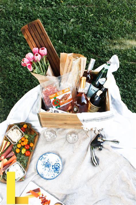 gourmet-picnic-basket,How to Build the Perfect Gourmet Picnic Basket,thqperfectpicnicbasket