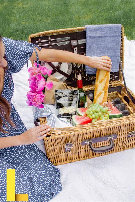 plan-a-picnic-date,What to Pack for Your Picnic Date,thqwhattobringonapicnic